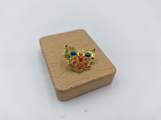 खरीदें Stylish and Durable Lapel Pin with Brilliant Golden Butterfly and Eye-Catching Gemstone ऑनलाइन निर्माण